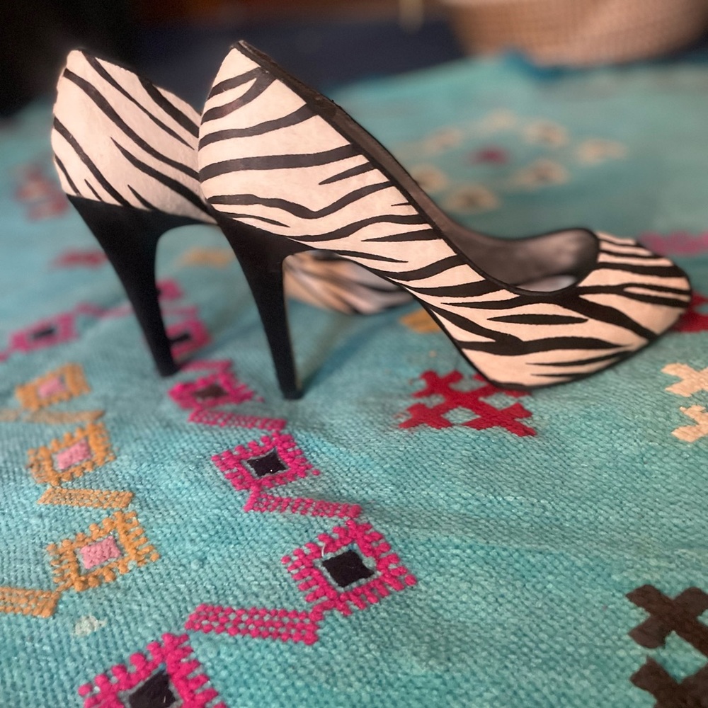 Guess Heels - image 4